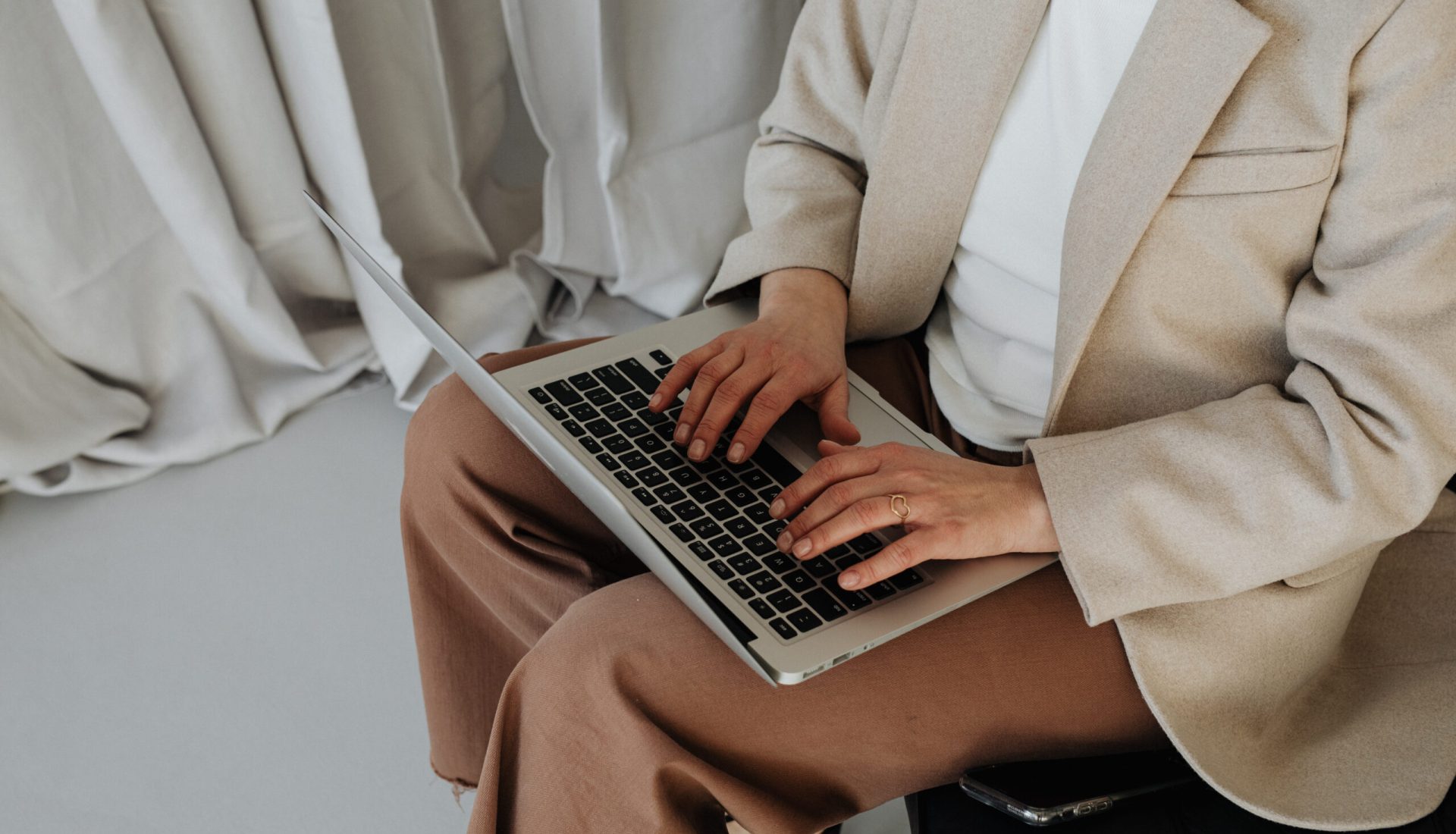 kaboompics_elegant-businesswoman-in-her-office-25738 kaboompics_elegant-businesswoman-in-her-office-25738